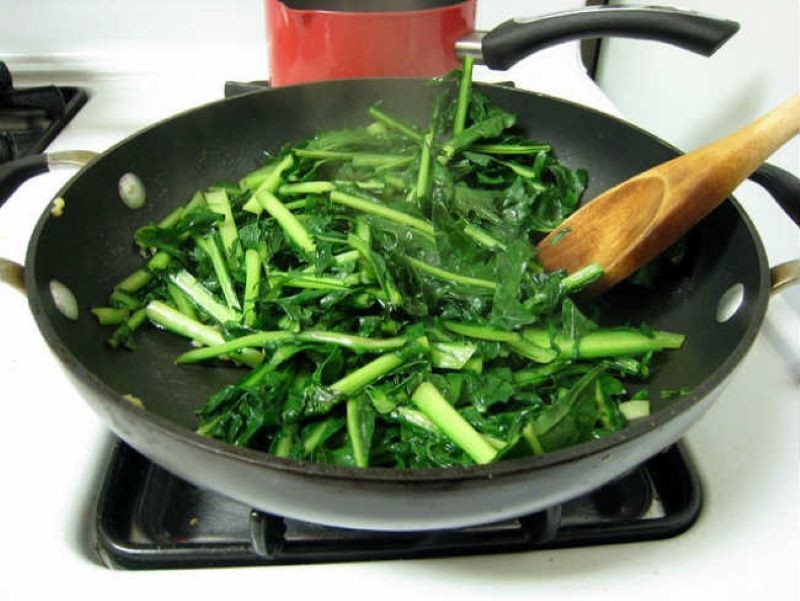 Xưa kia, người dân ở các vùng quê thường sử dụng lá và hoa của bồ công anh để chế biến thành các món ăn dân dã. Ảnh: Đà Lạt Tùng Trinh