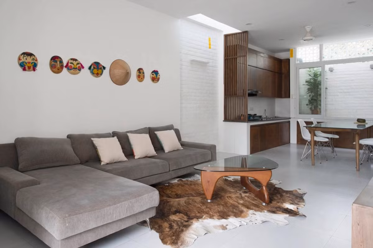 Nhờ vậy, không gian bên trong tách biệt với bên ngoài nhưng vẫn đảm bảo thông gió và có ánh sáng tự nhiên. Ảnh: Lê Anh Đức