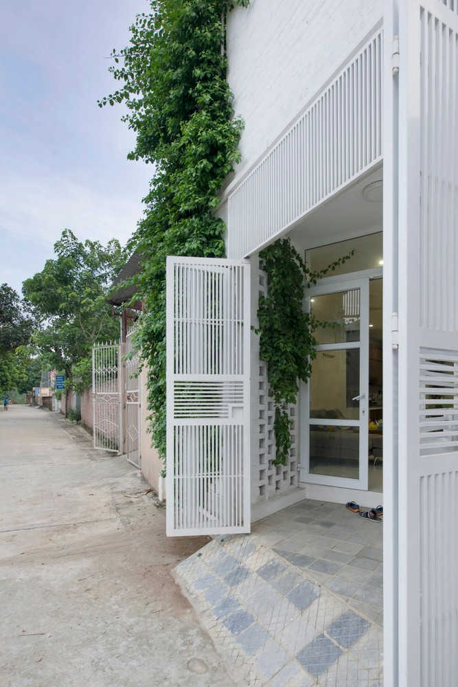 Để khắc phục điểm yếu này, kiến trúc sư dành khoảng diện tích không vuông vắn làm chỗ trồng cây, để xe. Ảnh: Lê Anh Đức