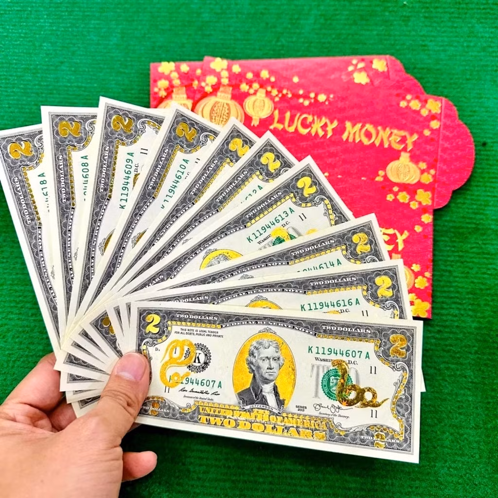 Như vậy, từ mệnh giá khoảng 50.000 đồng một tờ tiền 2 USD, người bán thu lãi lên 70.000-150.000 đồng. Ảnh: Shopee