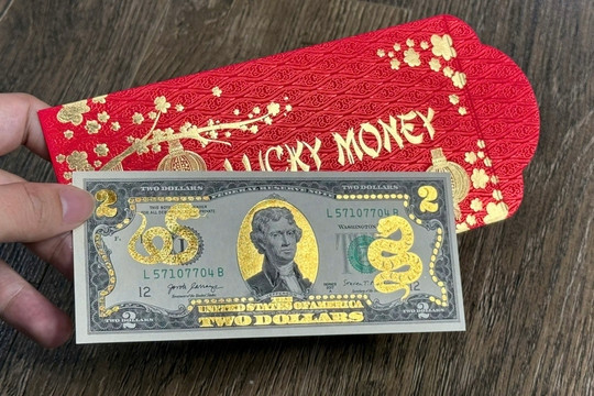 Hình ảnh con rắn trên tờ 2 USD được mạ vàng 24K toát lên vẻ sang trọng. Ảnh: Facebook