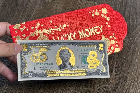 Hình ảnh con rắn trên tờ 2 USD được mạ vàng 24K toát lên vẻ sang trọng. Ảnh: Facebook