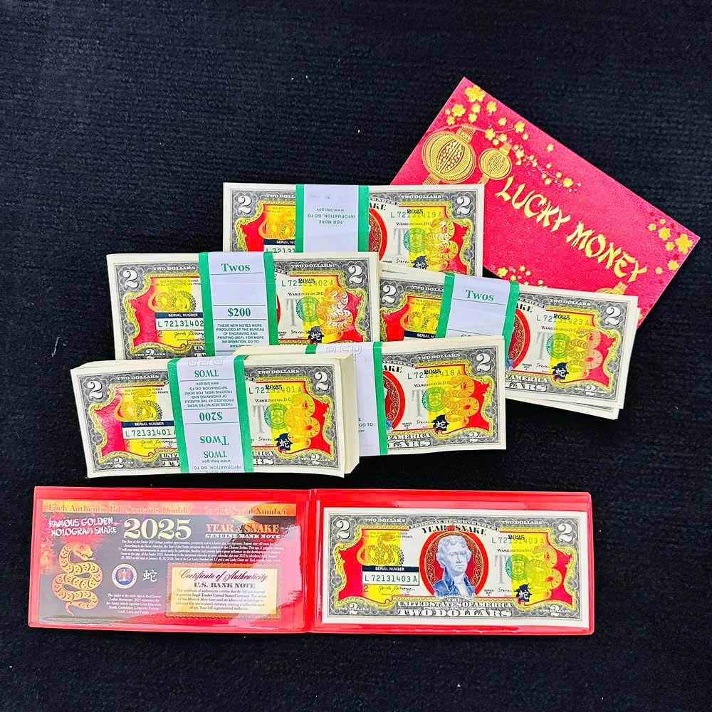 Ngoài ra, tờ 2 USD mạ vàng có ánh màu vàng kim làm gia tăng sự quý phái của tờ tiền và sự may mắn cho người sở hữu. Ảnh: Muahangsi