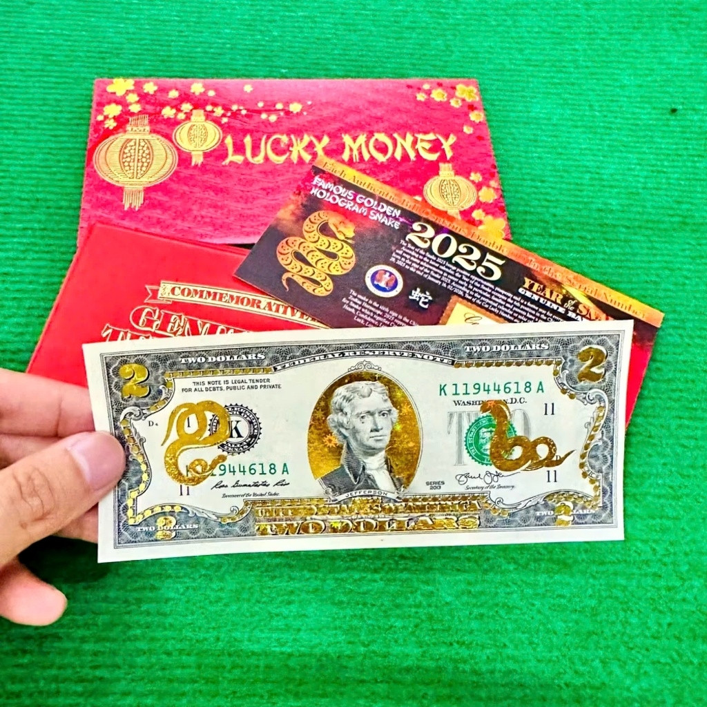Năm nay 2025 (năm Ất Tỵ) Mỹ cho in tờ 2 USD con rắn dành cho phong tục lì xì Tết ở châu Á. Ảnh: Shopee