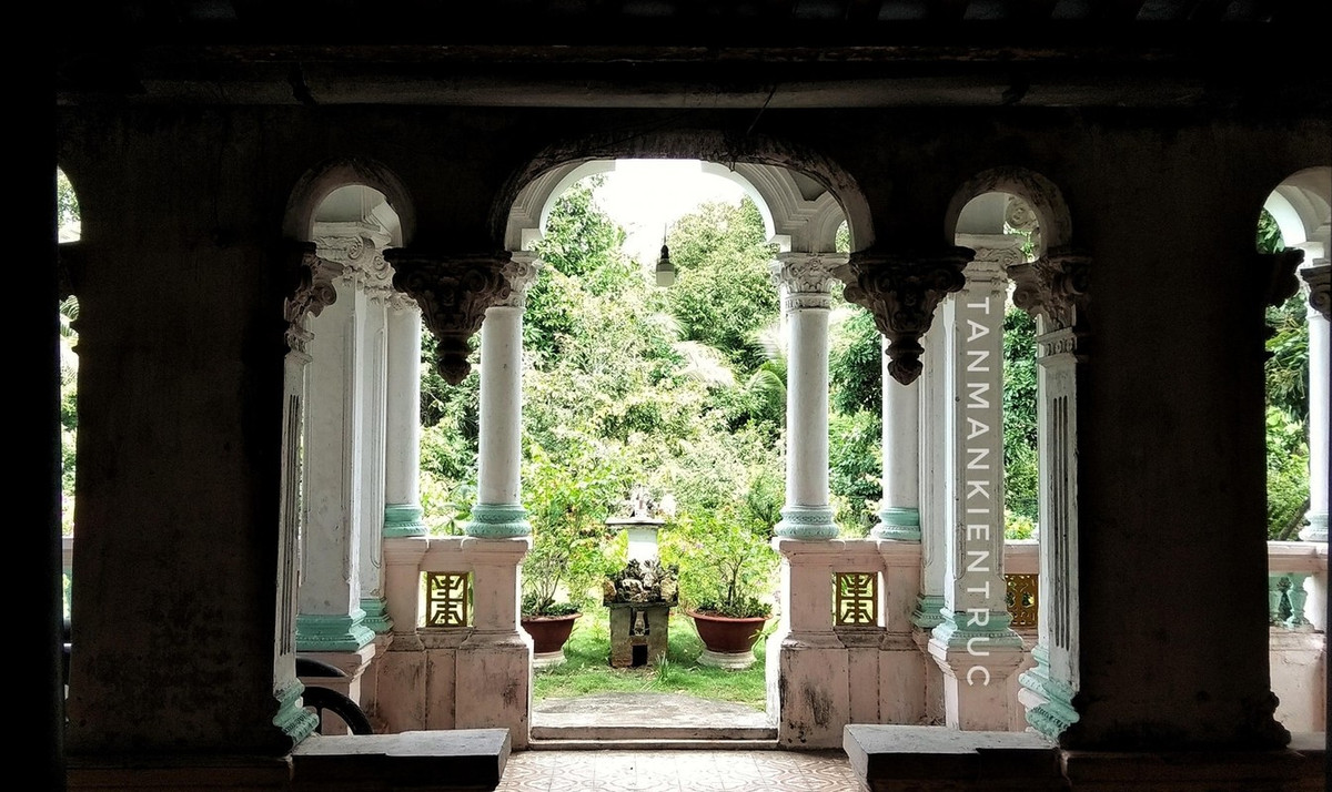 Những năm qua, cùng với các ngôi nhà cổ khác của xã Đông Hòa Hiệp, nhà cổ ông Xoát đã đón đông đảo khách tham quan, thưởng lãm, một số chuyên gia đến nghiên cứu kiến trúc nghệ thuật. Ảnh: Tản Mạn Kiến Trúc