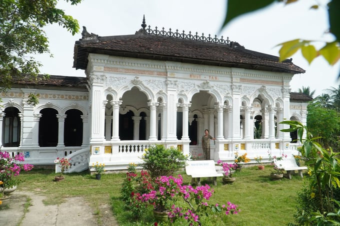 Ngôi nhà cổ của ông Lê Quang Xoát tại ấp An Thạnh, xã Đông Hòa Hiệp, huyện Cái Bè, tỉnh Tiền Giang gây chú ý khi ghi dấu ấn thời gian và sự giao thoa tinh tế giữa kiến trúc Đông – Tây. Ảnh: Báo Ấp Bắc