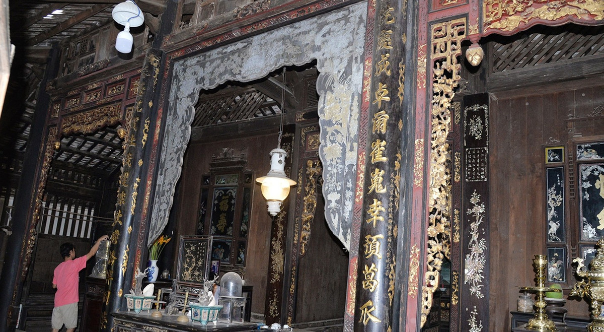 Ở giữa phòng khách là bàn thờ gia tiên. Ảnh: Báo Ấp Bắc