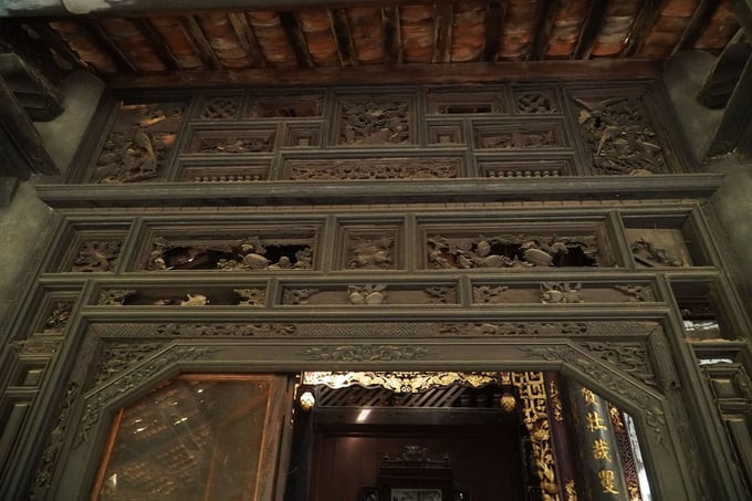 Ngôi nhà có diện tích 750m2, được xây dựng theo kiểu nhà rường Huế với ba gian, hai chái, hình chữ Đinh. Hệ thống cột, kèo, vách, sàn nhà đều được làm bằng gỗ quý như lim, căm xe. Các hoa văn chạm khắc tinh xảo, mô tả hình ảnh chim chóc, rồng phượng, lá cây... mang đậm nét đẹp truyền thống. Ảnh: Báo Ấp Bắc