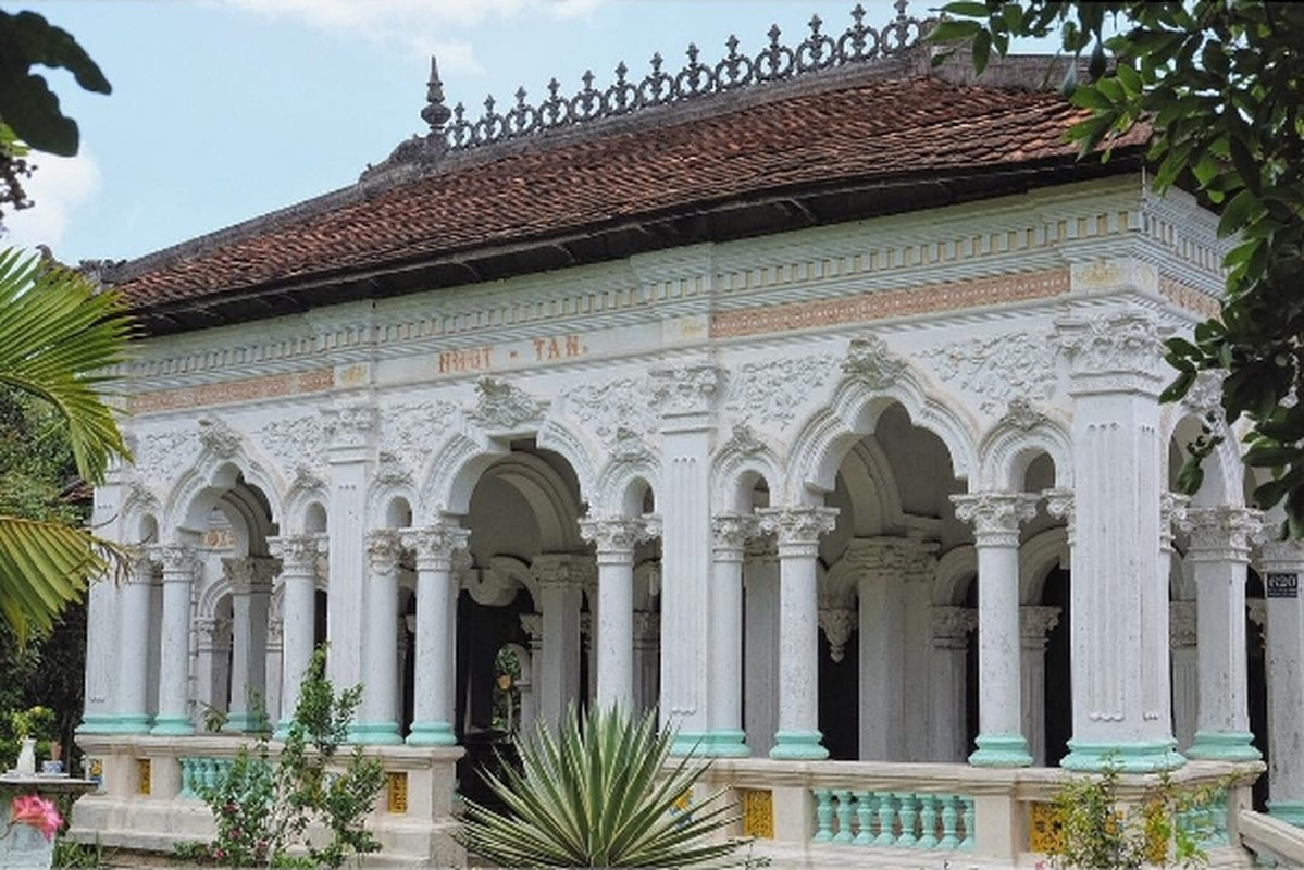 Mái nhà lợp theo lối âm dương điển hình của kiến trúc cổ. Ảnh: Báo Bình Phước