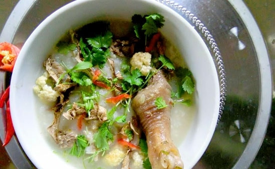 Rum biển có thể chế biến thành nhiều món ngon như rum biển nấu chè, cơm cháy rum biển, om nấm...Những món đặc sản này thường có trong các nhà hàng. Ảnh: Báo Nghệ An