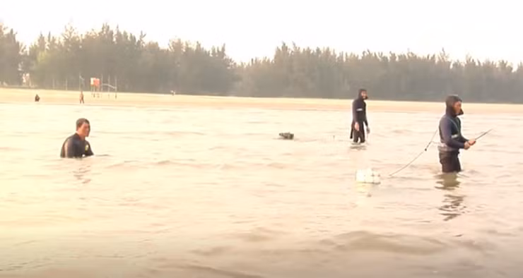 Lúc này, ngư dân vùng biển ngâm mình dưới nước nhiều giờ để khai thác rum biển bán ra thị trường. Ảnh: Dân Việt