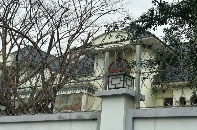 Hàng rào phía trước phủ kín thép gai. Ảnh: Vietnamnet