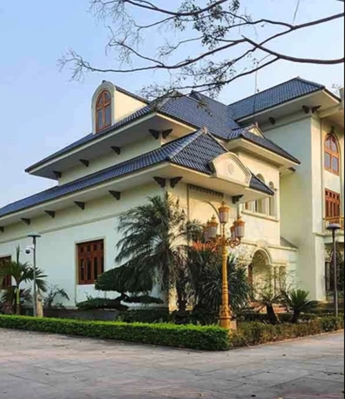 Khoảng sân rộng rãi trong biệt phủ của Chủ tịch Tập đoàn Phúc Sơn. Ảnh: Vietnamfinance