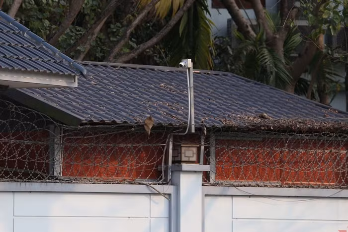 Camera lắp xung quanh khu biệt thự. Ảnh: Vietnamfinance