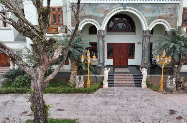 Cửa chính giữa căn biệt thự. Ảnh: Vietnamnet