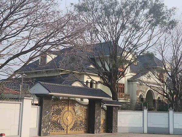 Cổng vào biệt thự làm bằng kim loại màu vàng. Ảnh: Vietnamnet