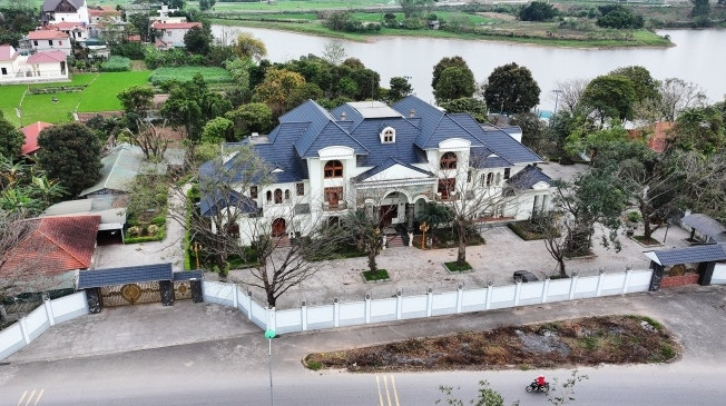 Theo lời khai của Nguyễn Văn Hậu, trong 4 lần đưa hối lộ cho ông Lê Duy Thành, có một lần diễn ra tại nhà riêng - biệt phủ tại xã Tam Phúc, huyện Vĩnh Tường (Vĩnh Phúc). Ảnh: Vietnamnet