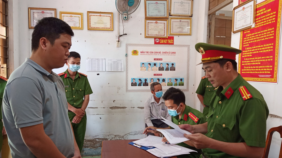  Nhân viên ngân hàng lừa đảo tiền tỷ của khách hàng: Nguyễn Thành Trung (28 tuổi, ngụ xã Mỹ Thạnh An, TP.Bến Tre, Bến Tre), nhân viên một ngân hàng thương mại, lợi dụng sự quen biết với khách hàng là chị N.T.H.R để vay 1,8 tỷ đồng với lý do đáo hạn tiền vay cho một khách hàng khác và thỏa thuận trong 3 ngày sẽ hoàn trả kèm theo lãi. Tuy nhiên, Trung đã dùng số tiền vay để đầu tư tiền ảo, đánh bạc online và trả nợ. Ngày 30/11, Công an tỉnh Bến Tre đã khởi tố bị can, lệnh bắt tạm giam Nguyễn Thành Trung.