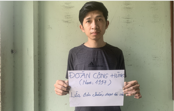  Giả nhân viên ngân hàng gọi điện thoại đánh cắp thông tin tài khoản: Đoàn Công Hùng (27 tuổi, trú tại xã Duy Sơn, huyện Duy Sơn, tỉnh Quảng Nam) đã giả nhân viên ngân hàng gọi đến một phụ nữ để đánh cắp thông tin tài khoản, rút gần 1,2 tỷ đồng. Tối 21/10, Công an tỉnh Quảng Nam thông tin, Công an thành phố Hội An đã tiến hành bắt giữ người trong trường hợp khẩn cấp đối với Đoàn Công Hùng về hành vi Lừa đảo chiếm đoạt tài sản. 