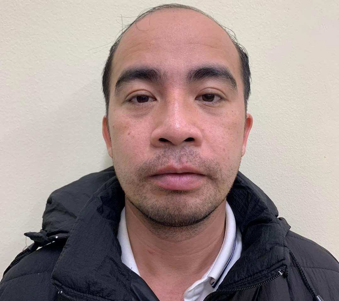  Giả danh nhân viên ngân hàng để lừa đảo: Trương Quốc Khánh (SN 1982; trú quận Hai Bà Trưng, Hà Nội) có giới thiệu với anh T. (SN 1979; trú tại Cầu Giấy, Hà Nội) đang làm nhân viên ngân hàng. Biết anh T. có nhu cầu vay tiền, Khánh hứa sẽ giúp làm thủ tục vay 5 tỷ đồng với yêu cầu anh T. sẽ phải đưa cho Khánh 5% tổng số tiền vay. Sau đó, Khánh nói để làm thủ tục vay cần phải tạm ứng tiền trước cho Khánh. Tin tưởng đối tượng, anh T. đã chuyển cho Khánh 250 triệu đồng để làm phí dịch vụ hồ sơ. Số tiền này đã bị Khánh chiếm đoạt. Cuối tháng 4/2022, Công an quận Cầu Giấy đã tạm giữ hình sự đối tượng Khánh. 