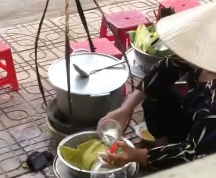  Người đổ thức ăn thừa vào nồi nước tiếp tục bị phạt: Ngày 27/12, UBND TP. Nha Trang cho biết: Chủ tịch UBND phường Lộc Thọ vừa có quyết định xử phạt bổ sung đối với bà H.T.T (SN 1942, ở đường Trần Quý Cáp, TP. Nha Trang) 2 triệu đồng về hành vi vi phạm các quy định về điều kiện bảo đảm an toàn thực phẩm theo quy định của pháp luật trong kinh doanh thức ăn đường phố. Bà T. bị xử phạt bổ sung vì đã có hành vi đổ nước uống thừa của khách vào thùng cho khách sau uống. Liên quan đến vụ việc này, bà T. cũng đã bị Chủ tịch UBND phường Lộc Thọ xử phạt hành chính 2,5 triệu đồng vì hành vi sử dụng trái phép hè phố.