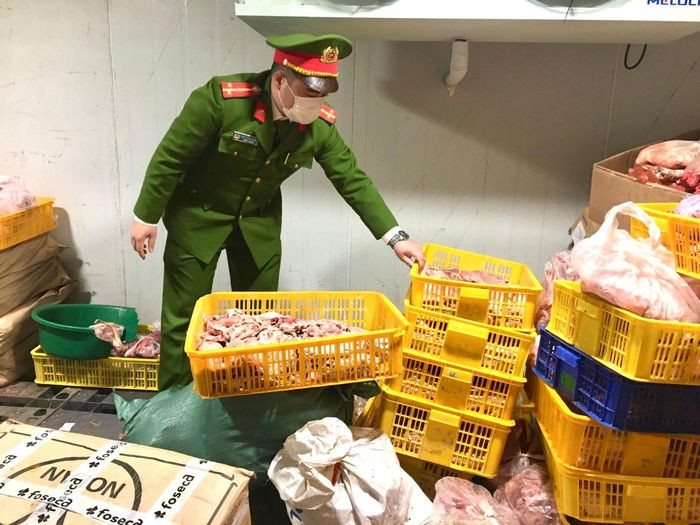  Phát hiện 7 tạ thịt lợn nhiễm dịch tả Châu Phi được tích trữ để bán: Ngày 27/12, Công an tỉnh Bắc Giang cho biết, vừa tiến hành kiểm tra đối với Công ty TNHH thực phẩm C. N (xã Phúc Hòa, huyện Tân Yên) do bà T.T.N (SN 1976, trú tại địa chỉ trên) làm Giám đốc. Cơ quan chức năng phát hiện trong kho lạnh của Công ty TNHH thực phẩm C.N có lưu giữ hơn 700kg thịt lợn đông lạnh. Qua phân tích tại Trung tâm chẩn đoán thú y Trung ương kết luận, số thịt lợn trên có nhiễm virus bệnh dịch tả lợn Châu Phi. Theo chủ doanh nghiệp trình bày, hơn 700kg thịt lợn nêu trên được mua gom trôi nổi trên thị trường với giá rẻ để bán.