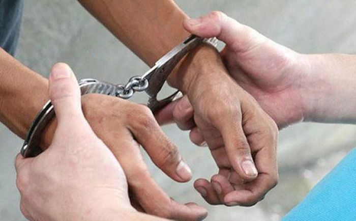  Bán đất không qua đấu giá, nguyên Chủ tịch xã bị khởi tố, bắt giam: Ngày 27/12, Công an tỉnh Thái Bình cho biết đã khởi tố bị can và bắt bị can để tạm giam đối với Bùi Duy Đông (SN 1962) và Nguyễn Duy Môn (SN 1962), cùng trú tại xã An Bình, huyện Kiến Xương (Thái Bình) điều tra hành vi lợi dụng chức vụ, quyền hạn trong khi thi hành công vụ. Trong thời gian giữ cương vị Chủ tịch UBND xã, Bùi Duy Đông đã chỉ đạo, thông đồng với cán bộ địa chính bán khoảng 10 lô đất nhưng không thông qua đấu giá. Thậm chí khi bán xong vẫn ký tờ trình gửi UBND huyện xin đấu giá các lô đất nói trên. (Ảnh minh họa)