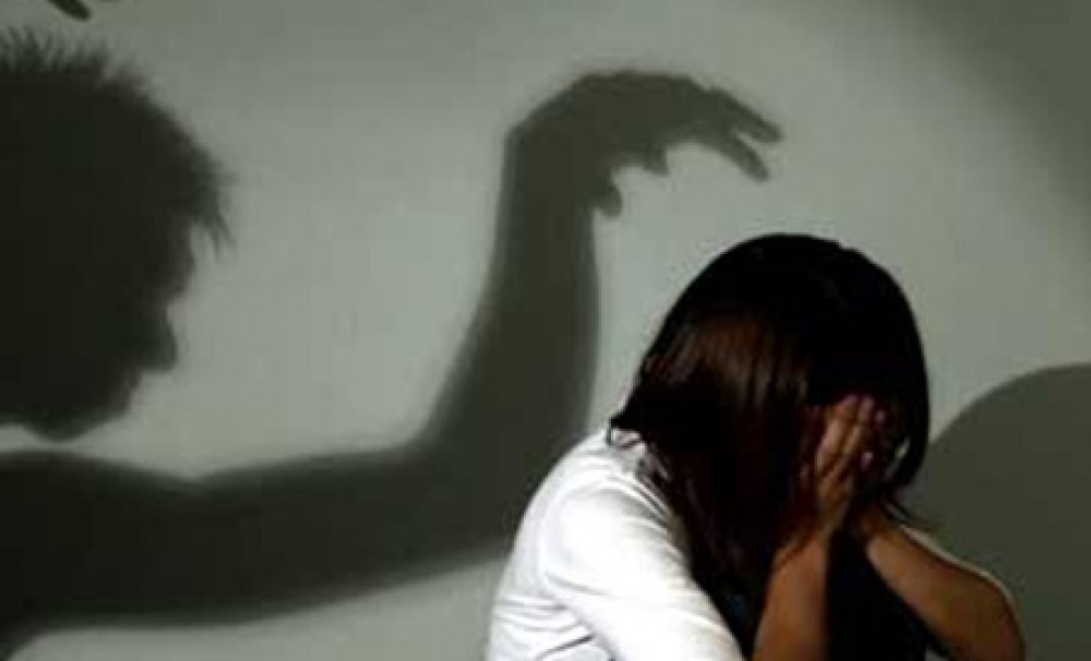  Rủ bé gái đi ăn cháo dinh dưỡng rồi giở trò đồi bại: Nguyễn Hoàng Anh (SN 2003, trú tại Bố Trạch, Quảng Bình) rủ bé gái H.T.Y. (SN 2009; ngụ thôn Đông Đức, xã Đức Trạch) đi ăn cháo dinh dưỡng, nam thanh niên đã giở trò đồi bại rồi dùng dao nhọn đâm nạn nhân, nhằm cướp điện thoại iPhone 13. Ngày 20/12, Công an huyện Bố Trạch cho biết đã bắt giữ Nguyễn Hoàng Anh để điều tra về các tội “Hiếp dâm trẻ vị thành niên; Giết người và Cướp tài sản”.