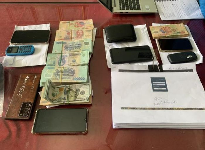  Xóa sổ đường dây cá độ bóng đá hơn 37 tỷ đồng: Ngày 20/12,Công an tỉnh Bình Dương cho biết vừa phối hợp cùng Phòng Cảnh sát cơ động và Công an thị xã Tân Uyên (Bình Dương) triệt phá đường dây cá độ bóng đá qua mạng với số tiền cá cược lên đến hơn 37 tỷ đồng. Ngoài ra, tang vật thu giữ trong chuyên án này gồm 300 triệu đồng, 1.500USD, 8 điện thoại di động, 2 laptop, 2 cuốn sổ tay ghi chép cá độ.