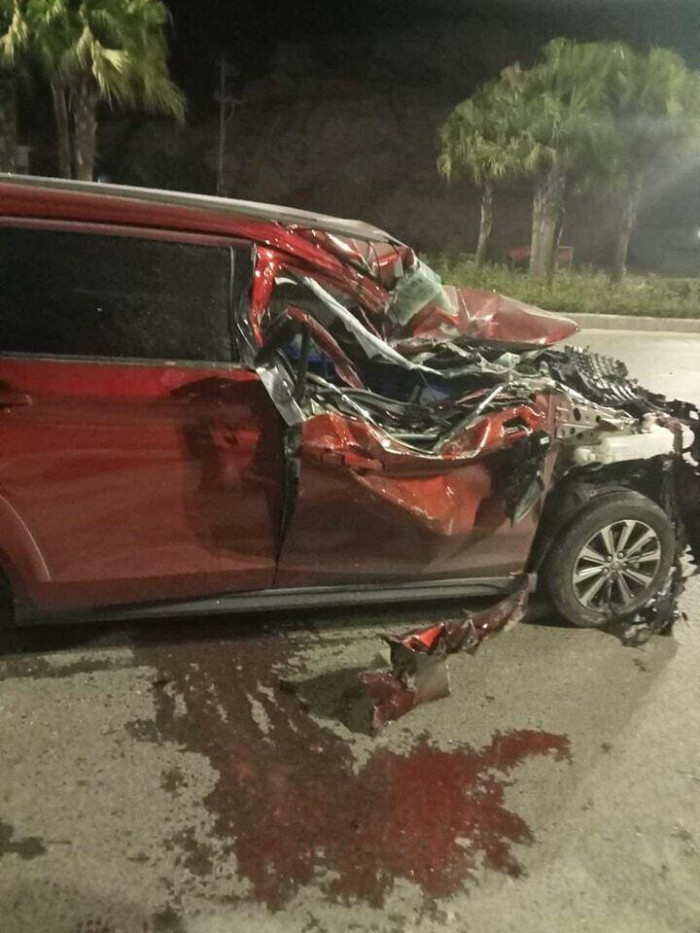  Ô tô con đâm vào xe quét đường, 2 người bị thương: Đêm 19/12, tại phường Hà Khẩu, TP Hạ Long, tỉnh Quảng Ninh đã xảy ra vụ tai nạn giao thông giữa xe ô tô BKS 14A-715.14, do anh Nguyễn Đức N. (SN 1987, trú tại Đức Chính, Đông Triều, Quảng Ninh) điều khiển hướng Uông Bí - Hạ Long trên xe chở anh Phạm Viết C. (SN 1991) và chị Đặng Thu H. (SN 1995, cả 2 đều trú tại tổ 5B, khu 2, Hùng Thắng, TP Hạ Long) đã đâm vào sau xe ô tô quét đường BKS 79H-023.57 do anh Nguyễn Duy Đ. (SN 1982, trú tại tổ 7, khu 5, phường Giếng Đáy, TP Hạ Long) điều khiển đi cùng chiều. Hậu quả, anh C. và chị H. bị thương; hai xe ô tô hư hỏng. 