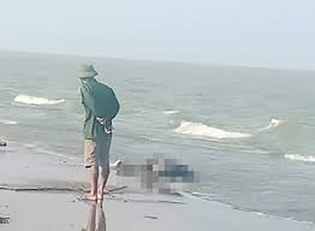  Thi thể vô danh trôi dạt vào cảng biển ở Hà Tĩnh: Ngày 20/12, Công an thị xã Kỳ Anh (Hà Tĩnh) cho biết, tại khu vực bờ biển cảng Hoành Sơn (thuộc địa phận thôn Hải Phong, xã Kỳ Lợi, thị xã Kỳ Anh), người dân phát hiện một thi thể nữ giới đang trong quá trình phân hủy với tư thế nằm sấp, trên người không có giấy tờ tùy thân. Nạn nhân có độ tuổi từ 45 đến 55, mặc quần dài màu đen, có sọc đỏ ở hai bên, trên nền sọc đỏ có dòng chữ “COMELOW TOME” màu trắng. Hiện vụ việc đang được cơ quan chức năng điều tra, làm rõ. 