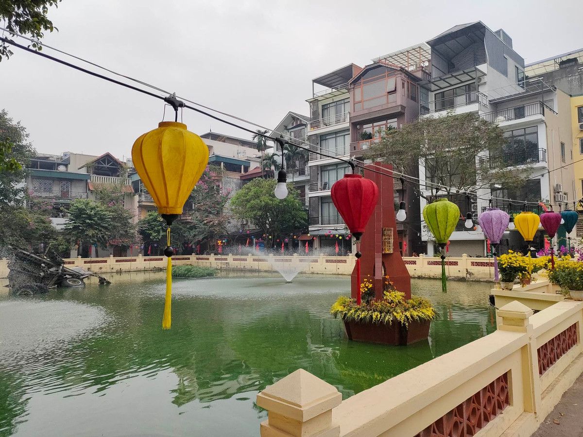 Những mảnh vỡ của “pháo đài bay” B-52 bị bắn rơi xuống hồ nhìn từ xa trông như một đống sắt. Vậy nhưng, chính “đống sắt” ấy là một trong những minh chứng hùng hồn ghi dấu chiến công vĩ đại của quân và dân Thủ đô.