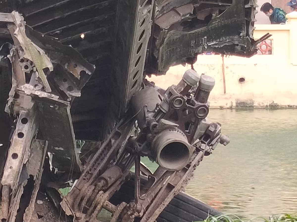 Còn một phần của chiếc máy bay này rơi xuống đường Hoàng Hoa Thám, gần vườn Bách Thảo. Những ngày cuối năm 1972, số người tập trung quanh hồ Hữu Tiệp xem xác B-52 rất đông.