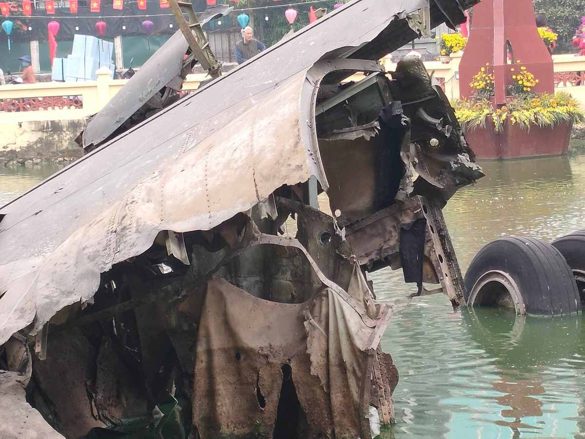 Sau khi bị tên lửa bắn trúng, chiếc B-52 đã nổ tung thành nhiều mảnh rơi xuống làng hoa Ngọc Hà. Phần lớn thân và cánh máy bay rơi xuống hồ Hữu Tiệp.