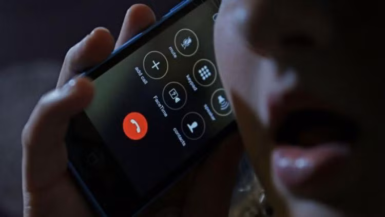 Nhận thấy sự bất thường khi An liên tục nghe điện thoại, đặc biệt là những biểu hiện của gã suốt dọc đường đi, lợi dụng cơ hội An không để ý H. đã bỏ trốn. Sau khi lấy được lời khai của nạn nhân, Công an tỉnh Hải Dương đã nhanh chóng họp án. Từ những thông tin về những đối tượng nghi vấn, các điều tra viên đến nhà các đối tượng trên và được người nhà cho biết nhóm đối tượng này vừa về nhà lấy đồ đạc rồi đi ngay. (Ảnh minh hoạ, nguồn ảnh Internet) 