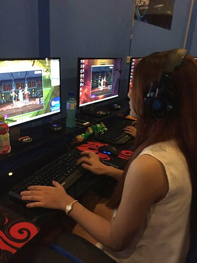 Khai thác thông tin từ gia đình về cuộc sống của các nạn nhân có điểm chung là các cô gái này thường ngồi quán game nhiều giờ liền. Ban chuyên án nhận định khả nặng các nạn nhân đã bị những đối tượng xấu trên mạng internet lợi dụng. (Ảnh minh hoạ, nguồn ảnh Internet) 