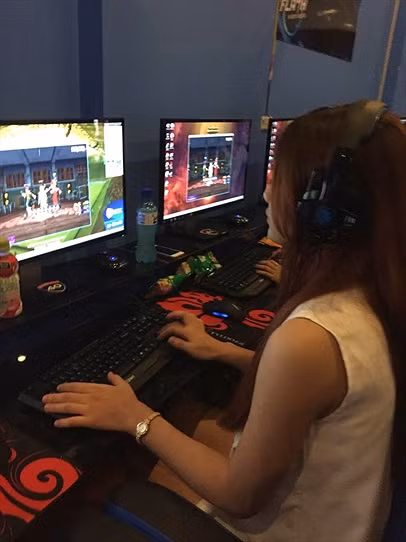 Khai thác thông tin từ gia đình về cuộc sống của các nạn nhân có điểm chung là các cô gái này thường ngồi quán game nhiều giờ liền. Ban chuyên án nhận định khả nặng các nạn nhân đã bị những đối tượng xấu trên mạng internet lợi dụng. (Ảnh minh hoạ, nguồn ảnh Internet) 