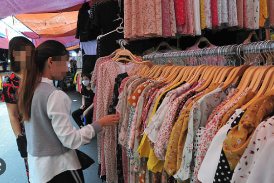 H. cho biết, qua mạng internet H. đã quen với Vương Văn An (SN 1995, trú tại huyện Chí Linh, Hải Dương). Với những lời lẽ ngon ngọt, An đã dụ H. đến thị xã Sao Đỏ, Chí Linh, Hải Dương chơi. Sau đó, với lý do cùng đi gặp bà chị để đòi tiền, hắn đã đưa H. lên Lạng Sơn. Tại thị trấn Đồng Đăng, trong khi H. đang đi mua quần áo thì hắn gọi điện cho đồng bọn ở bên kia biên giới về Việt Nam để đón người. (Ảnh minh hoạ, nguồn ảnh Internet) 