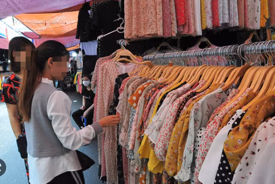 H. cho biết, qua mạng internet H. đã quen với Vương Văn An (SN 1995, trú tại huyện Chí Linh, Hải Dương). Với những lời lẽ ngon ngọt, An đã dụ H. đến thị xã Sao Đỏ, Chí Linh, Hải Dương chơi. Sau đó, với lý do cùng đi gặp bà chị để đòi tiền, hắn đã đưa H. lên Lạng Sơn. Tại thị trấn Đồng Đăng, trong khi H. đang đi mua quần áo thì hắn gọi điện cho đồng bọn ở bên kia biên giới về Việt Nam để đón người. (Ảnh minh hoạ, nguồn ảnh Internet) 