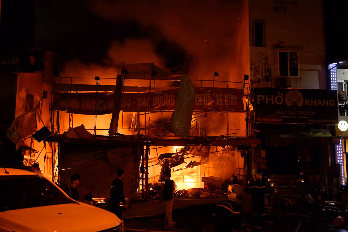 Tối 27/12, lãnh đạo Đội PCCC quận Bắc Từ Liêm (Hà Nội) xác nhận, trên địa bàn phường Phú Diễn vừa xảy ra một vụ cháy nổ tại cửa hàng sửa chữa xe máy. 