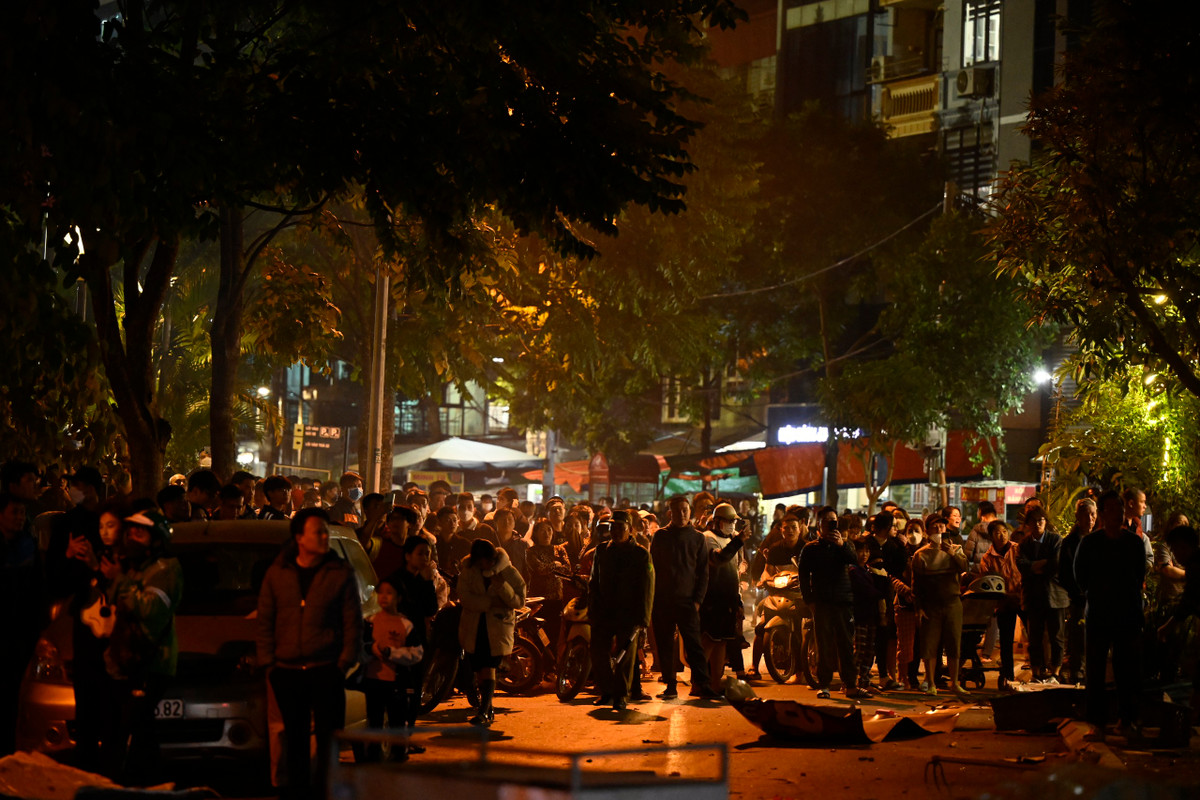 Tại hiện trường, ngọn lửa đã được dập tắt nhưng cảnh sát đang phá mái tôn để tiếp cận vào bên trong. Bên ngoài có hàng trăm người dân đứng theo dõi vụ việc. 