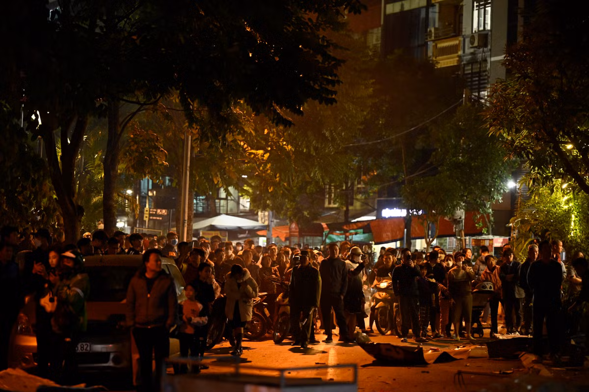 Tại hiện trường, ngọn lửa đã được dập tắt nhưng cảnh sát đang phá mái tôn để tiếp cận vào bên trong. Bên ngoài có hàng trăm người dân đứng theo dõi vụ việc. 