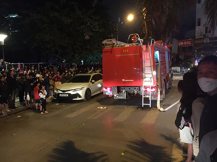 Tại hiện trường, hiện đã có 4 xe cứu hoả cùng nhiều cảnh sát có mặt tại hiện trường để dập lửa.