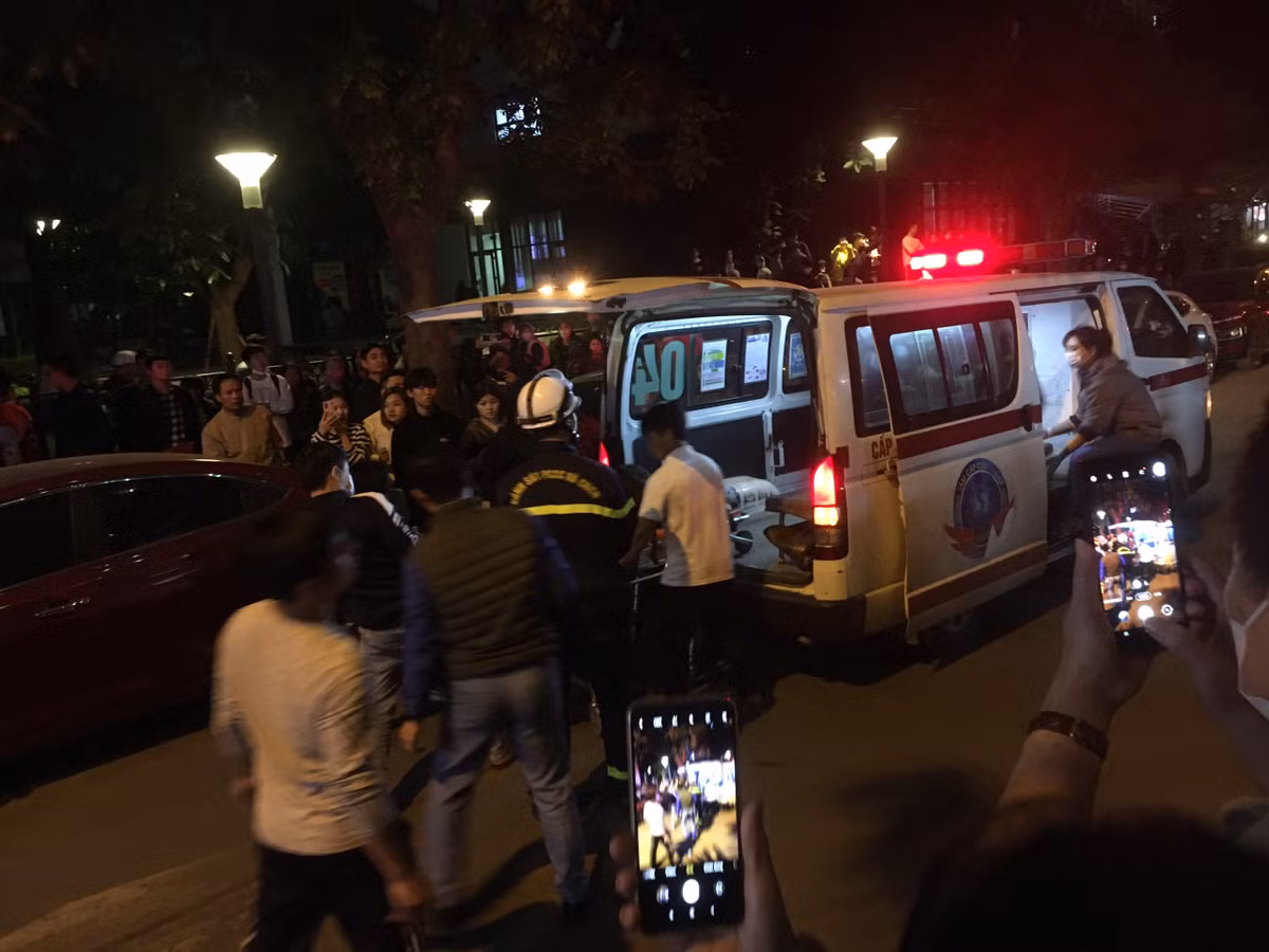 Nhiều nạn nhân bên trong đã được đưa ra ngoài lên xe cứu thương. 