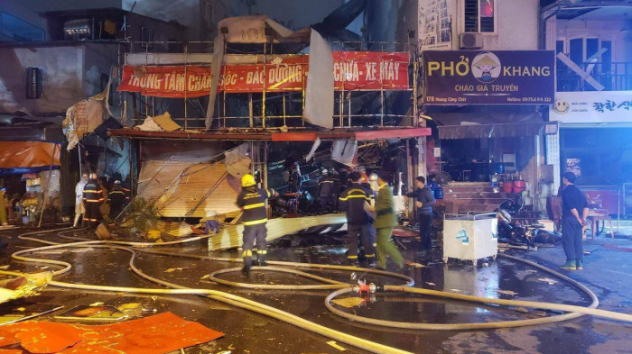 Cảnh sát cho biết, có 3 người bị thương nhẹ được đưa đi bệnh viện.