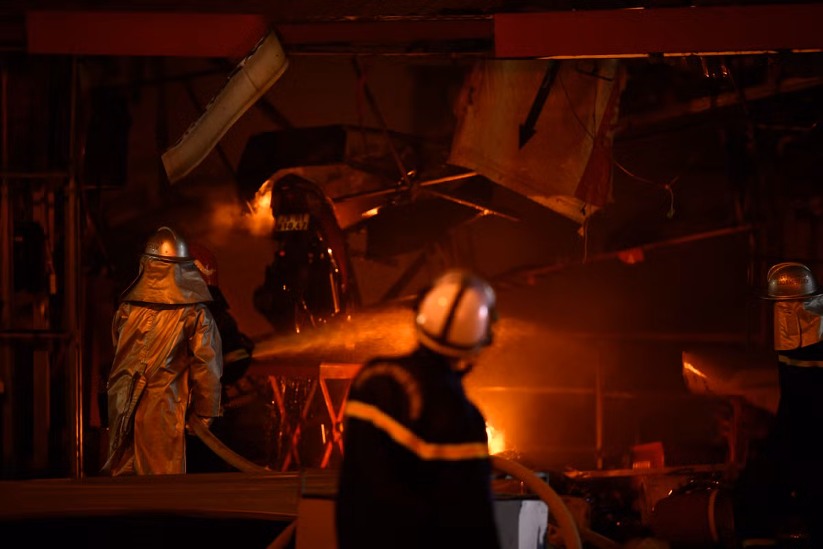 Hiện vụ cháy nổ lớn ở cửa hàng sửa xe máy, 3 người bị thương ở Hà Nội đang được cơ quan chức năng điều tra, làm rõ. 