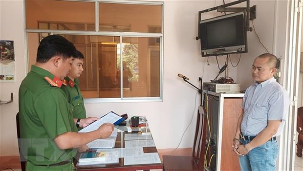 Đồng thời, Nghĩa chỉ đạo nhân viên cấp dưới giả mạo chữ ký của các đăng kiểm viên để ký vào các hồ sơ kiểm định phương tiện cơ giới đường bộ. Qua đó, đã cấp khoảng 52.291 Giấy chứng nhận kiểm định an toàn kỹ thuật và bảo vệ môi trường phương tiện giao thông cơ giới đường bộ cho các xe ô tô đến đăng kiểm trái với quy định thu lợi ước tính trên 10 tỷ đồng.