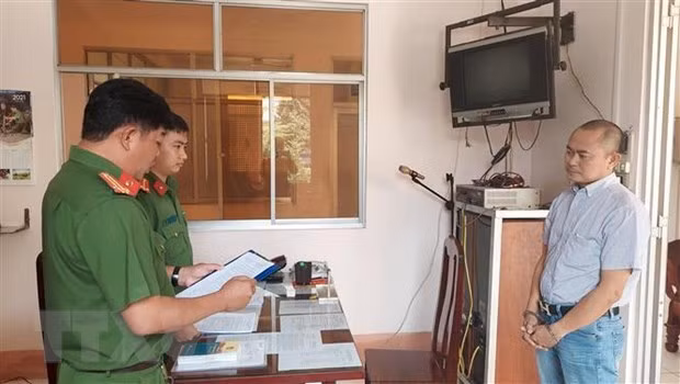 Đồng thời, Nghĩa chỉ đạo nhân viên cấp dưới giả mạo chữ ký của các đăng kiểm viên để ký vào các hồ sơ kiểm định phương tiện cơ giới đường bộ. Qua đó, đã cấp khoảng 52.291 Giấy chứng nhận kiểm định an toàn kỹ thuật và bảo vệ môi trường phương tiện giao thông cơ giới đường bộ cho các xe ô tô đến đăng kiểm trái với quy định thu lợi ước tính trên 10 tỷ đồng.