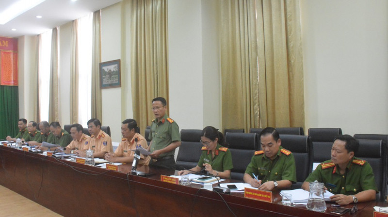 Quá trình tuần tra, kiểm soát giao thông, Công an TP HCM đã phát hiện nhiều phương tiện giao thông đường bộ không đảm bảo an toàn kỹ thuật (xe tải, xe ben cơi nới thành, thùng; mâm không đúng kích thước; lốp mòn; biển số mờ, không đảm bảo tiêu chuẩn khí thải...) nhưng vẫn được cấp Giấy chứng nhận an toàn kỹ thuật và bảo vệ môi trường xe cơ giới.