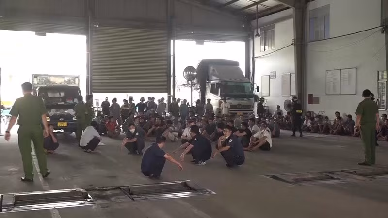 Theo Công an TP HCM, hành vi của các đối tượng trong các vụ án trên là đặc biệt nghiêm trọng, ảnh hưởng đến việc giám sát số lượng, chất lượng phương tiện về an toàn kỹ thuật và bảo vệ môi trường, trực tiếp xâm phạm đến hoạt động đúng đắn của cơ quan nhà nước. Hành vi này còn xâm phạm đến trật tự quản lý công cộng; gây thiệt hại cho tài sản của người dân, gây dư luận xấu cho xã hội; nguy cơ gây mất an toàn cho người điều khiển phương tiện và người dân tham gia giao thông trên cả nước, cần phải xử lý nghiêm minh để răn đe phòng ngừa chung.